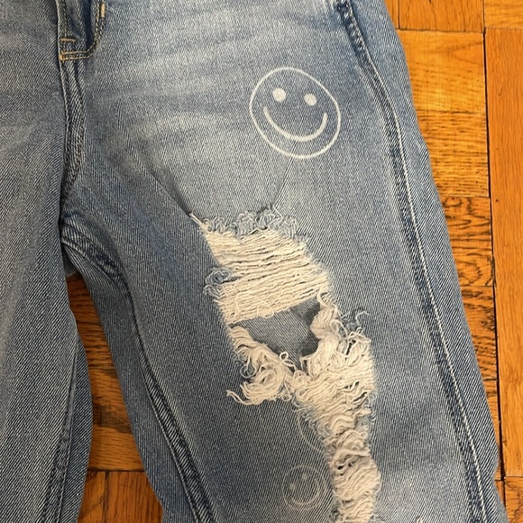 Hollister Ultra High-Rise “Smiley Face” Mom Jean - Picture 4 of 10